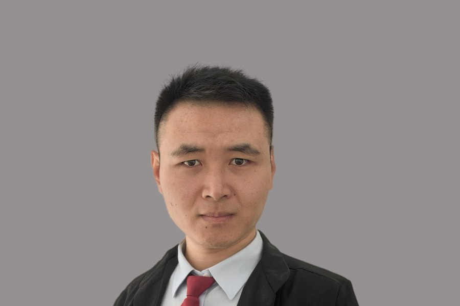 连重涛律师身着律师袍的职业形象照